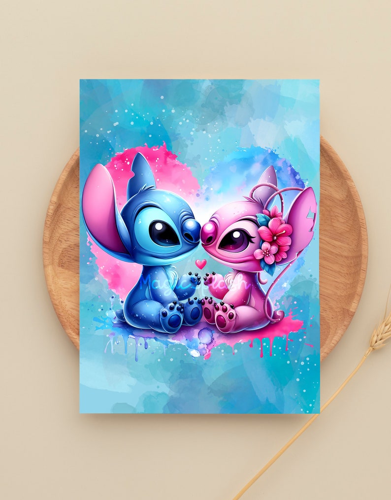 K&ouml;nnte beinhalten: Eine Aquarell-Illustration von zwei blauen und rosa Stitch-Charakteren aus dem Disney-Film Lilo & Stitch. Die Charaktere halten sich an den H&auml;nden und schauen sich mit einem kleinen roten Herzen zwischen ihnen an. Der Hintergrund ist ein blauer und rosa Aquarell-Wasch.
