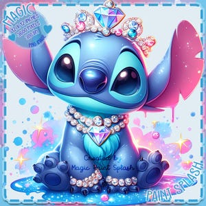 Może przedstawiać: Niebieska postać Stitch z filmu Disneya Lilo & Stitch, nosząca koronę i naszyjnik z klejnotami. Postać siedzi na niebieskim i różowym tle z efektem rozprysku farby. Tekst "Stworzone przez Magic Paint Splash" jest widoczny pod postacią.