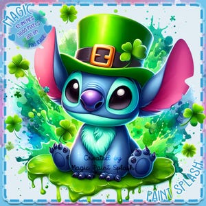 Puede incluir: Un personaje azul Stitch con un sombrero verde de duende con una hebilla dorada. Stitch está sentado en un trébol verde con salpicaduras de acuarela verde y azul en el fondo. El texto "Creado por Magic Paint Splash" está en la parte inferior de la imagen.