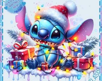 Può includere: Un'illustrazione digitale del personaggio Stitch di Lilo & Stitch, con un cappello da Babbo Natale e luci natalizie. Regali e accenti innevati completano la scena festiva. Il testo "MAGIC" e "PAINT SPLASH" è incluso.