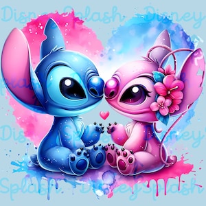 K&ouml;nnte beinhalten: Ein blauer Stitch und ein rosa Angel Stitch sind in Aquarell-Stil mit rosa und blauen Herzen im Hintergrund dargestellt. Sie schauen sich an und scheinen verliebt zu sein.