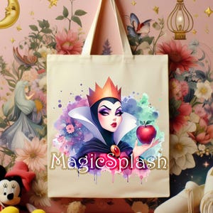 Puede incluir: Bolso tote crema con una ilustraci&oacute;n de acuarela de una reina coronada sosteniendo una manzana roja. El texto "MagicSplash" est&aacute; debajo de la imagen. El bolso tiene asas color crema y un fondo floral.
