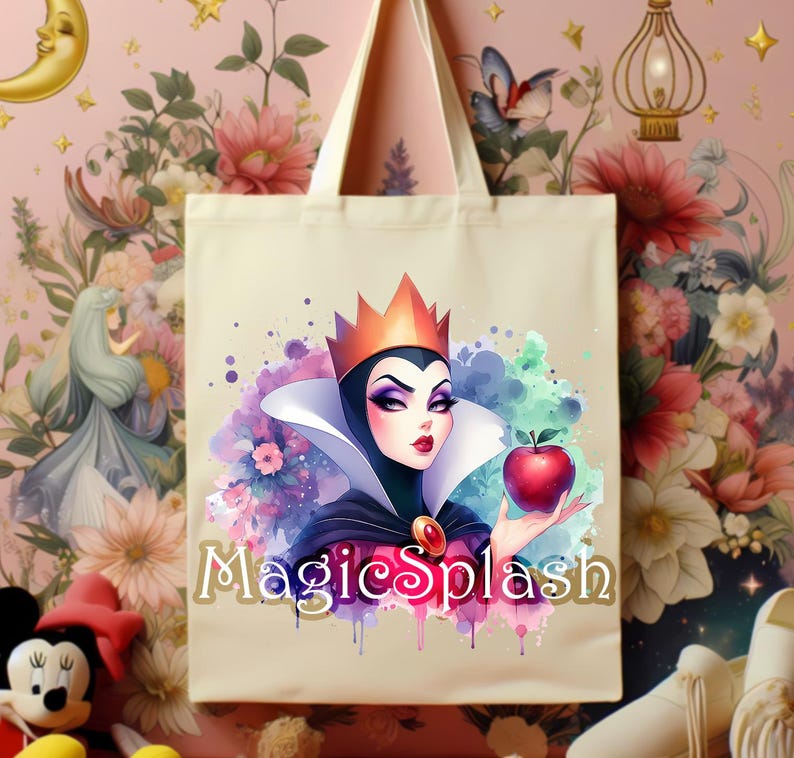Puede incluir: Bolso tote crema con una ilustraci&oacute;n de acuarela de una reina coronada sosteniendo una manzana roja. El texto "MagicSplash" est&aacute; debajo de la imagen. El bolso tiene asas color crema y un fondo floral.