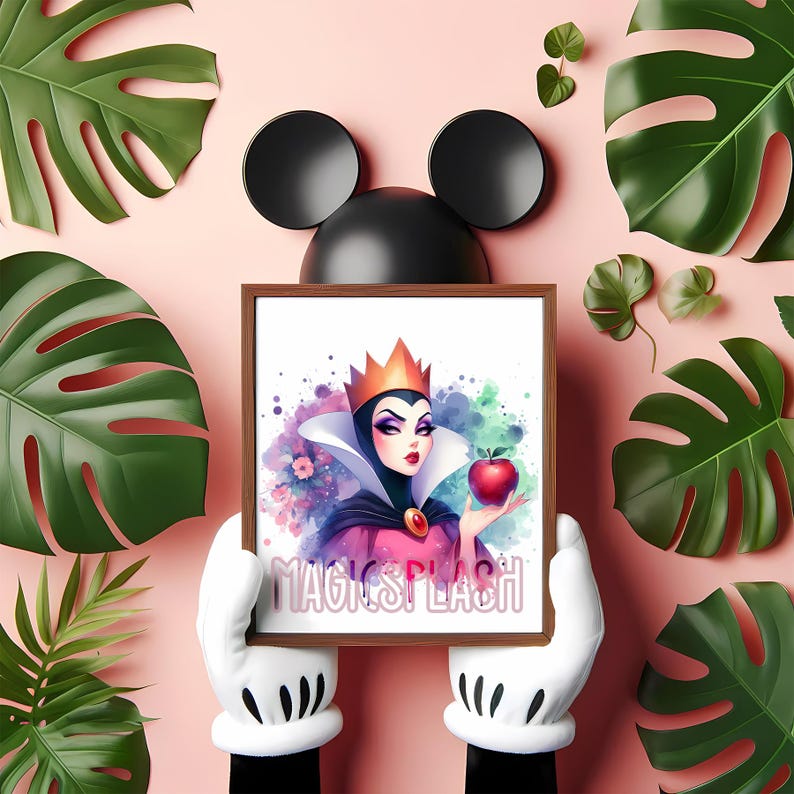 Puede incluir: Una impresi&oacute;n enmarcada con una ilustraci&oacute;n de acuarela de una reina sosteniendo una manzana roja, con el texto "MAGIC SPLASH". La impresi&oacute;n est&aacute; rodeada de hojas tropicales verdes y una silueta negra de Mickey Mouse sobre un fondo rosa.