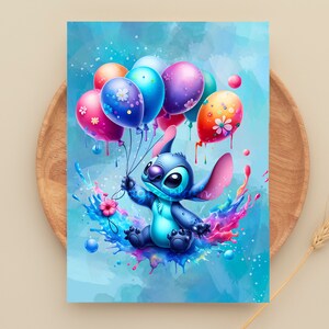 Puede incluir: Un personaje azul de Stitch de Lilo & Stitch est&aacute; sujetando globos coloridos con pintura goteando de ellos. El fondo es una acuarela azul con salpicaduras de pintura de colores.