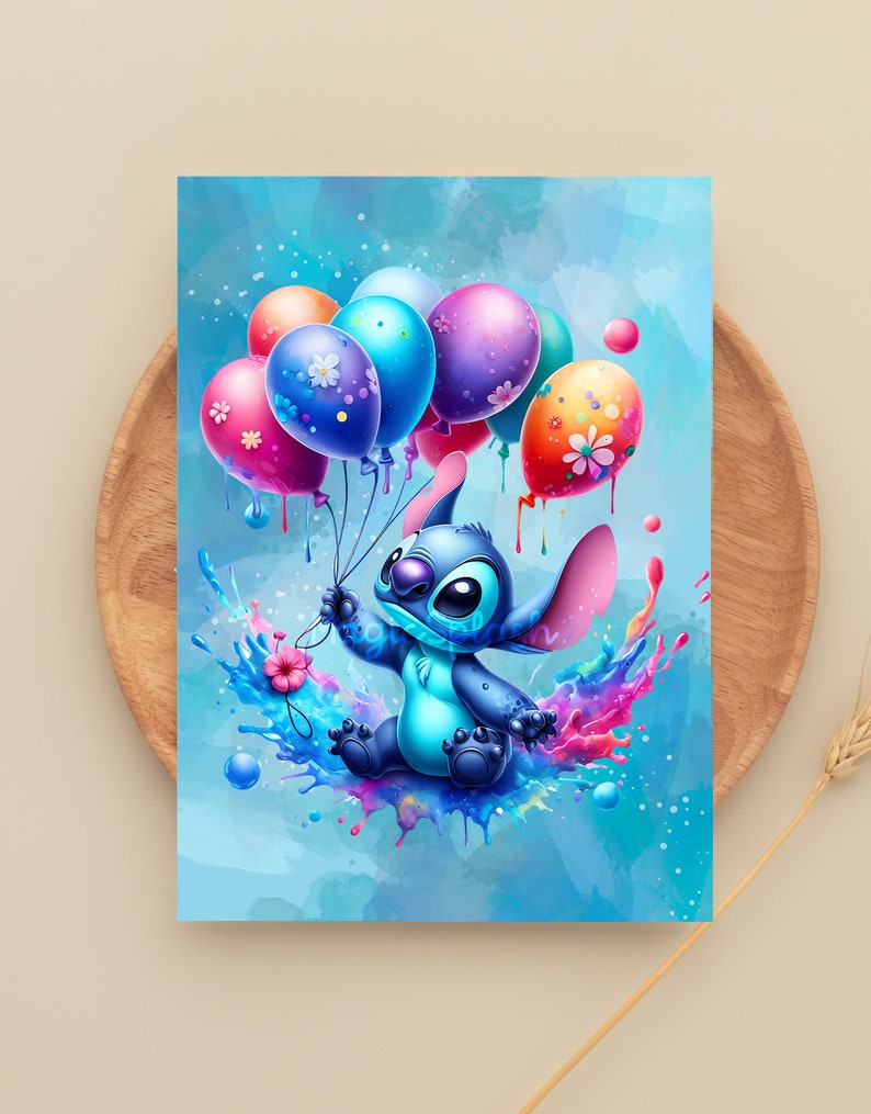 Puede incluir: Un personaje azul de Stitch de Lilo & Stitch est&aacute; sujetando globos coloridos con pintura goteando de ellos. El fondo es una acuarela azul con salpicaduras de pintura de colores.