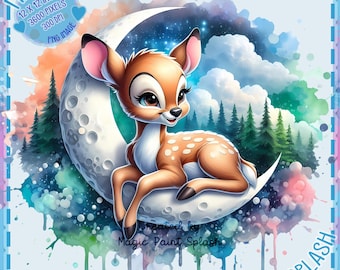 Puede incluir: Una ilustración de acuarela de un cervatillo sentado en una luna creciente. El cervatillo es marrón con manchas blancas y tiene grandes ojos marrones. La luna es blanca con un cielo estrellado azul y morado detrás. El fondo es una acuarela de azul, rosa y verde.