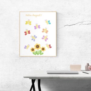 Puede incluir: Una l&aacute;mina rectangular con el texto Hello August en naranja en la parte superior. El dise&ntilde;o incluye ocho peque&ntilde;as mariposas de varios colores como amarillo, rojo, morado, azul y naranja, situadas sobre tres girasoles amarillos con hojas verdes.
