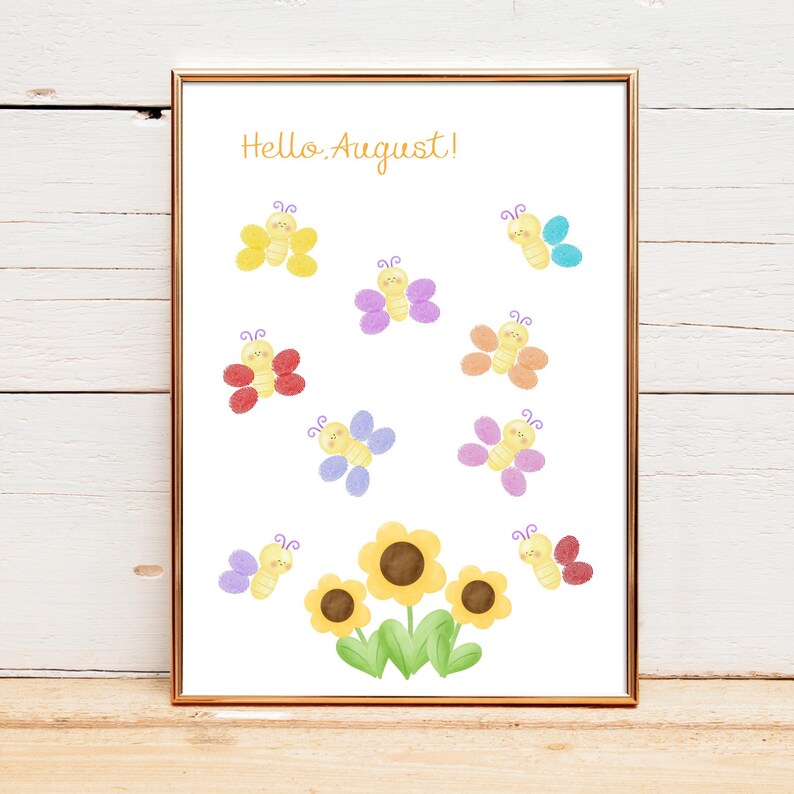 Puede incluir: Una l&aacute;mina enmarcada con el texto Hello August! en letra cursiva naranja. El dise&ntilde;o incluye ocho peque&ntilde;as mariposas con cuerpos amarillos y alas coloridas en tonos amarillo, morado, rojo, naranja, azul y rosa, sobre tres girasoles amarillos.