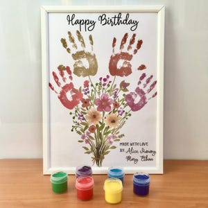 Arte de impressão de mão de feliz aniversário | Cartão de aniversário com flores de impressão de mão faça você mesmo | Presente de crianças, bebês e crianças pequenas | Presente de aniversário para mãe, avó e tia