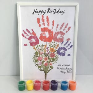 Modelo de arte de impressão de mão de feliz aniversário | Cartão de aniversário de impressão de mão de flores para a mãe | Presente de crianças | Cartão DIY Presente de lembrança de memória