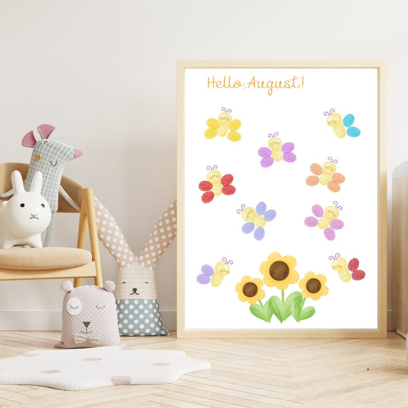 Puede incluir: Una l&aacute;mina decorativa enmarcada con el texto Hello August en letra cursiva amarilla, rodeado de ilustraciones de mariposas coloridas en tonos amarillo, morado, rojo, naranja y azul, y tres girasoles amarillos con centros marrones.