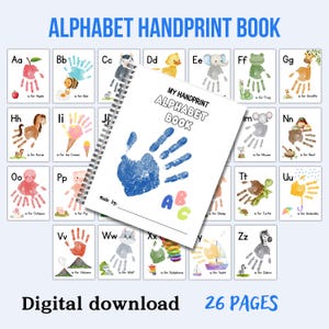 Könnte beinhalten: Ein spiralgebundenes "Alphabet Handprint Book" mit einem blauen Handabdruck auf dem Cover. Das Buch zeigt farbenfrohe Illustrationen von Handabdrücken, die jeden Buchstaben des Alphabets darstellen, wie einen Apfel für "A" und eine Biene für "B". Der Text "Digitaler Download 26 Seiten" ist ebenfalls sichtbar.