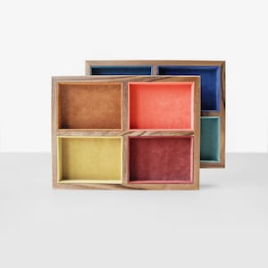 Könnte beinhalten: Ein Holztablett mit vier Fächern, die mit unterschiedlich farbigem Samt ausgekleidet sind. Die Fächer sind braun, orange, gelb und rot.