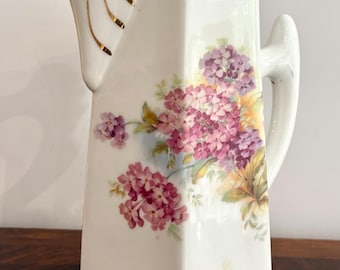 Jarra antigua de porcelana Vista Alegre | Decorada a mano con motivos florales y dorados | Marca n.° 25 (1881–1921)