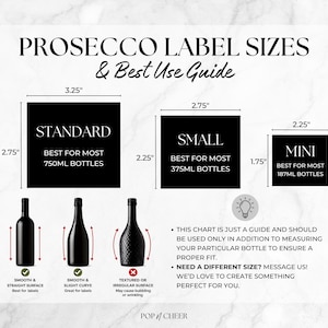 Pu&ograve; includere: Una guida alle dimensioni delle etichette per Prosecco con tre quadrati neri: Standard 8,25 x 6,98 cm, Piccolo 6,98 x 5,71 cm e Mini 5,71 x 4,44 cm. Include illustrazioni di bottiglie e testo sull'adattamento delle etichette e misure.