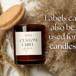 Pu&ograve; includere: Un barattolo per candele in vetro ambrato scuro con coperchio rotondo in sughero ed etichetta quadrata bianca con il testo nero YOUR CUSTOM LABEL Here. Il testo Labels can also be used for candles &egrave; stampato in bianco sulla destra.