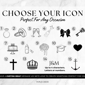 Pu&ograve; includere: Una tabella bianca intitolata CHOOSE YOUR ICON che presenta quindici icone grafiche nere numerate, tra cui un anello con diamante, fedi nuziali, fl&ucirc;te da champagne, una bottiglia, un fiocco, una chiave, una torta, un biberon, un bouquet, un tocco, un cuore, una croce, una corona, il testo J&M e un'ancora.