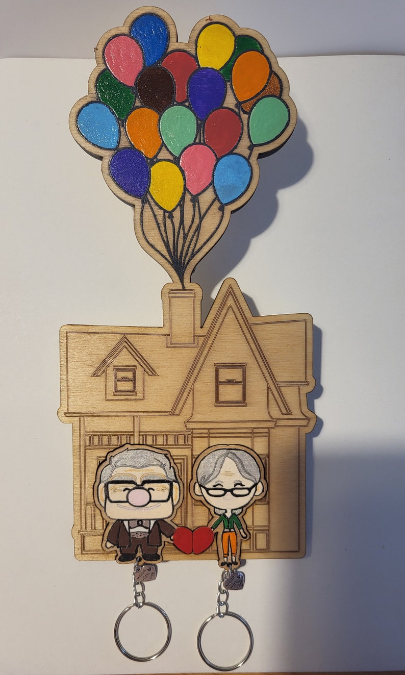 2, 3 oder 4 Charaktere Movie Up House Personalisierter Schlüsselhalter aus Holz für die Wand, Schlüsselhalter für den Eingangsbereich, Schlüsselanhängerhalter Color Carl & Ellie