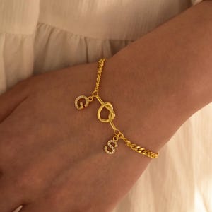 Benutzerdefinierte Initial Armband, passende Buchstaben Armbänder für Paare, Brautjungfer Armband, Symbol der Liebe und Einheit Armband, Weihnachtsgeschenk