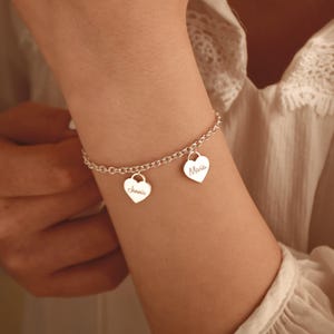 Braccialetto personalizzato con nome a cuore, braccialetto per mamma con nome del bambino, braccialetto con ciondolo a cuore con nome inciso, braccialetto dell&#39;amicizia, regalo di compleanno per lei