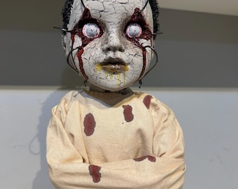Muñeca de terror única para pacientes psiquiátricos