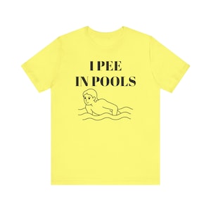 Puede incluir: Camiseta amarilla con el texto "I PEE IN POOLS" y un dibujo en línea negra de una persona nadando.