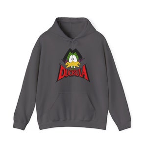 Op de afbeelding: Een donkergrijs hoodie met een cartoon eend die een rode stropdas draagt en de woorden "Count Duckula" in rode letters.