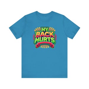 Camiseta retro de los 80 con el mensaje "Me duele la espalda" inspirada en el estilo clásico de los dibujos animados.
