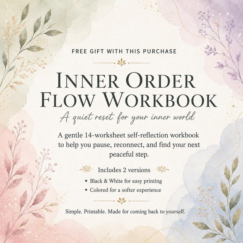 Pu&ograve; includere: Un quaderno di esercizi intitolato Inner Order Flow Workbook con il sottotitolo A quiet reset for your inner world. Il testo descrive una guida di autoriflessione di 14 fogli che include versioni in bianco e nero e a colori, incorniciato da motivi floreali.