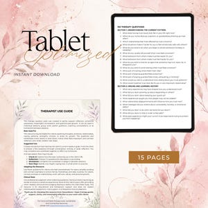Pu&ograve; includere: Un set di risorse terapeutiche digitali con un tablet che mostra 150 domande di terapia organizzate in sezioni su modelli attuali e origini, insieme a una guida all'uso per terapeuti su uno sfondo floreale rosa tenue.