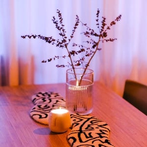 Può includere: Un set di tre tazze in ceramica con finitura opaca e macchiettata. Le tazze sono nei toni del crema, grigio chiaro e grigio scuro. Ogni tazza ha un design semplice e minimalista e un manico arrotondato.