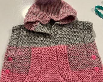 Felpa con cappuccio lavorata a mano per bambini di 12-18 mesi. Colori rosa e grigi.