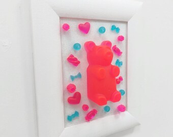 Orsetto gommoso rosa in cornice di legno, scultura da parete in resina, arte pop neon 3D, decorazione per cameretta dei bambini, decorazione a forma di caramelle