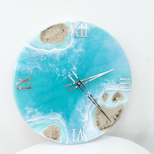 Blauwe oceaan met eilanden kunsthars kunstwandklok voor strandkamerinrichting Epoxygolfontwerp zeeklok 14 inch