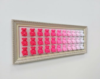Scultura in resina Pop Art 3D Orsetto gommoso rosa sfumato, decorazione da parete, arte murale in resina per cameretta bambini, galleria moderna, decorazione con caramelle incorniciata, 24 x 10''