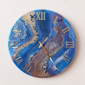 Electric Blue & Gold Wall Clock – Luxury Resin Art – Natural Crystals – Silent Modern Decor – Birthday or Wedding Gift – Unique Handmade