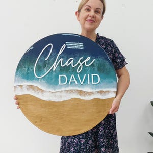 Letrero personalizado con nombre de bebé sobre la cuna. Recorte de nombre en 3D. Letrero redondo con olas. Guardería con temática playera. Revelación del nombre del bebé. Océano de resina.