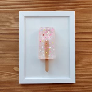 Pop-art 3D-ijslolly (kristallen lichtroze in witte lijst IJswand hangend keuken kinderkamer café decor)