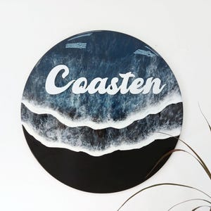 Letrero personalizado con el nombre del bebé sobre la cuna Recorte de nombre en 3D Letrero redondo con olas del océano negras Guardería con temática playera Revelación del nombre del bebé Mar de resina
