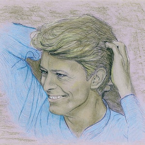 Könnte beinhalten: Eine Schwarzweiß-Bleistiftzeichnung einer Person mit kurzen blonden Haaren. Die Person trägt ein hellblaues Hemd und lächelt.