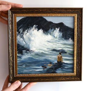 オリジナルの海景油絵（額入り）、砕ける波の壁アート、比喩的な海辺の装飾、岩の上の航海の男性、8 x 8インチ
