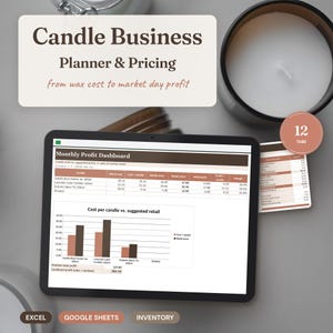 Op de afbeelding: Een digitale planner voor kaarsenbedrijven en een prijscalculatieblad op een tabletscherm. De interface toont een maandelijks winstoverzicht met tabellen en een staafdiagram voor het vergelijken van kosten en prijzen.