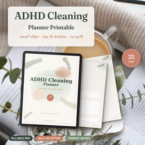 Op de afbeelding: Een printbare ADHD-schoonmaakplanner op een digitale tablet met een voorpagina met de tekst ADHD Cleaning Planner, small steps, top to bottom, no guilt en 35 pages. Het ontwerp bevat zachte groene en perzikkleurige aquarelvormen.