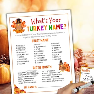 Op de afbeelding: Een printbaar spelvel met Thanksgiving-thema met de titel "Wat is jouw kalkoennaam?" bevat een kalkoengrafiek en een lijst met namen. De game helpt gebruikers een grappige kalkoennaam te cre&euml;ren op basis van hun voornaam en geboortemaand. Een hand schrijft "Clucky McStuffin" op een naamlabel.