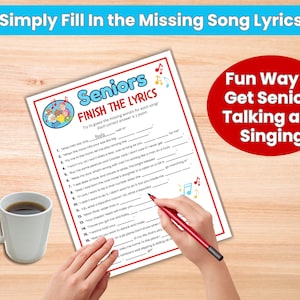 Może przedstawiać: Wydrukowany arkusz gry zatytułowany "Seniors Finish the Lyrics" z tekstami piosenek do uzupełnienia. Czerwone koło z białym tekstem głosi "Fun Way to Get Seniors Talking and Singing". Widoczny jest r&oacute;wnież biały kubek kawy i czerwony długopis.