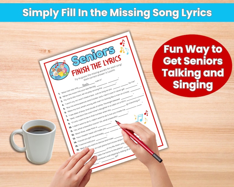 Może przedstawiać: Wydrukowany arkusz gry zatytułowany "Seniors Finish the Lyrics" z tekstami piosenek do uzupełnienia. Czerwone koło z białym tekstem głosi "Fun Way to Get Seniors Talking and Singing". Widoczny jest r&oacute;wnież biały kubek kawy i czerwony długopis.