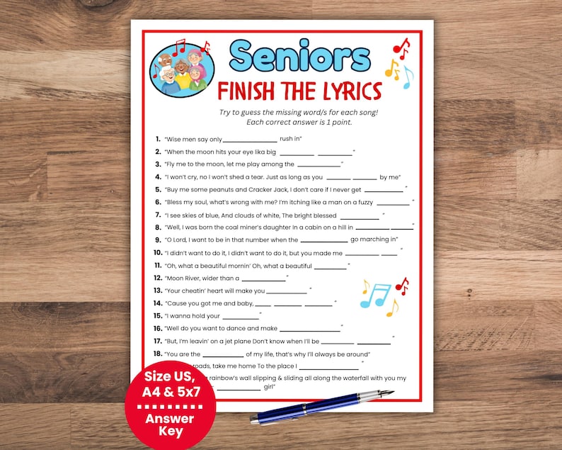 Może przedstawiać: Biała kartka do gry zatytułowana "Seniors Finish the Lyrics" z tekstami piosenek do uzupełnienia. Arkusz zawiera czerwone koło ze słowami "Answer Key" i "Size US, A4 & 5x7". Niebieski długopis spoczywa po prawej stronie.