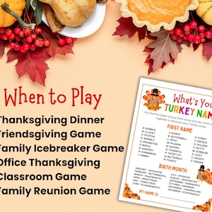 Op de afbeelding: Thanksgiving-thema afbeelding met een gebraden kalkoen, pompoen en taart. Tekst luidt "Wanneer te spelen" met spelsuggesties. Een "Wat is jouw kalkoennaam?" spel is ook te zien, perfect voor familiebijeenkomsten.