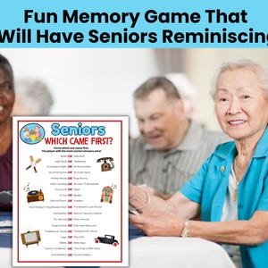 Puede incluir: Un juego de memoria titulado "Seniors Which Came First?" con ilustraciones de objetos vintage. El juego est&aacute; dise&ntilde;ado para ayudar a los ancianos a recordar. El juego est&aacute; siendo jugado por un grupo de ancianos, con el t&iacute;tulo del juego en la parte superior.